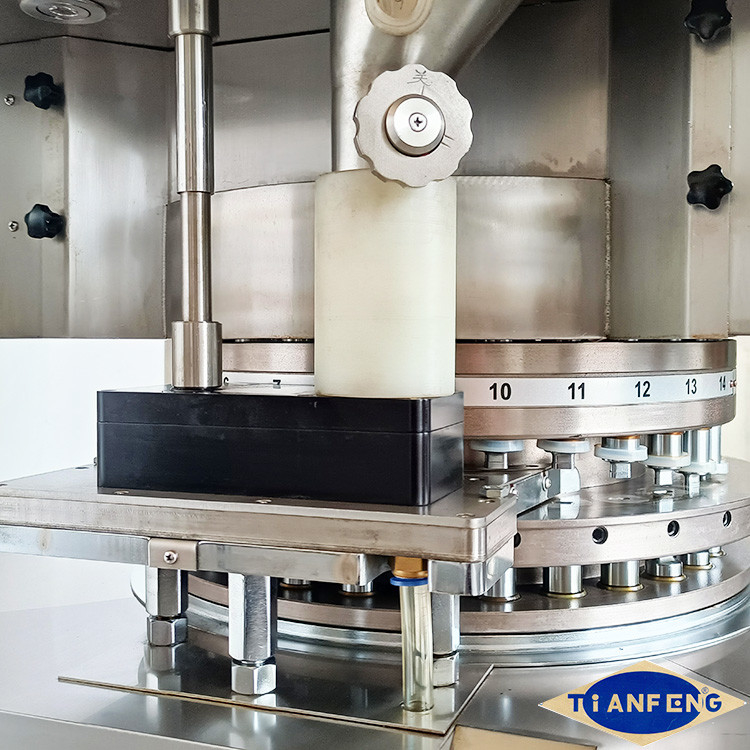 D Tooling Automatyczna rotacyjna tabletkarka do tabletek z ekranem dotykowym PLC 7,5 kW