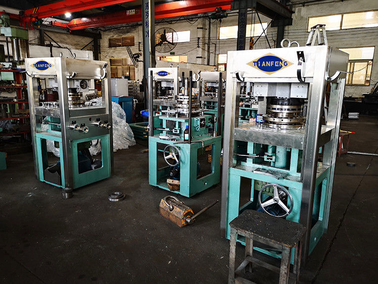 Zp17e Smallest 2 Layers Rotary Tablet Press Machine with 30600PC/H Capacity and 900*650*1800mm Dimensions